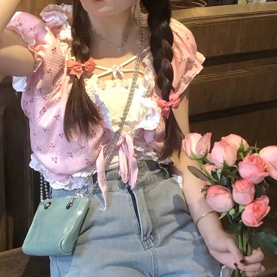 绿杨移作两家春